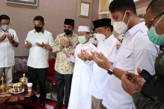 Sekjen Gerindra Bersilaturahmi ke Ustaz Dasad Latif, Minta Nasihat Berjuang di Jalur Politik - JPNN.COM