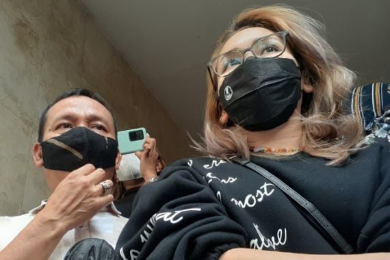 Kabar Ayu Ting Ting Dilamar Anggota TNI, Ayah Ojak: Doakan Saja - JPNN.COM