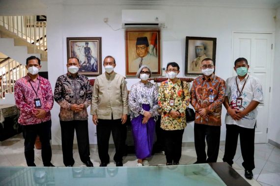 Sosok Sederhana dan Jujur KH Idham Chalid Bakal Jadi Gambar Pecahan Rp 5 Ribu - JPNN.COM