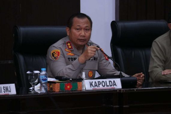 Polda Sumsel Berikan PIN Emas Kepada 5 Personelnya, Ada AKBP Adi Herpaus - JPNN.COM