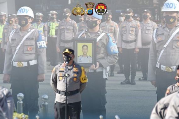 Perhatikan Foto Anggota Polisi di Belakang AKBP Rofikoh Yunianto, Dia Sudah Dipecat - JPNN.COM