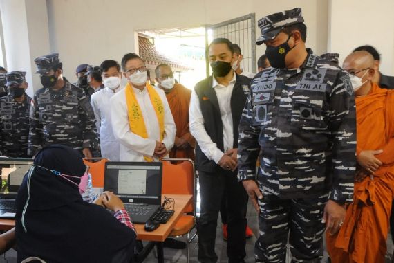 Laksamana Yudo Memonitor Langsung Serbuan Vaksinasi TNI AL di Surabaya - JPNN.COM
