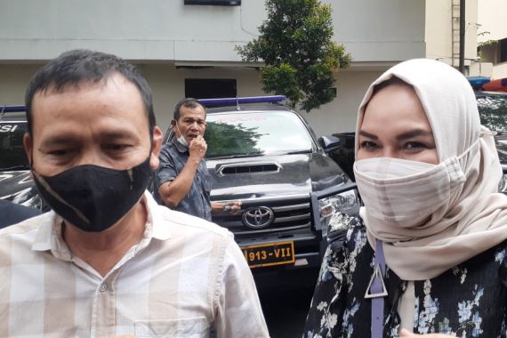 Ayah Rozak Bocorkan Tanggal dan Konsep Pernikahan Adik Ayu Ting Ting - JPNN.COM