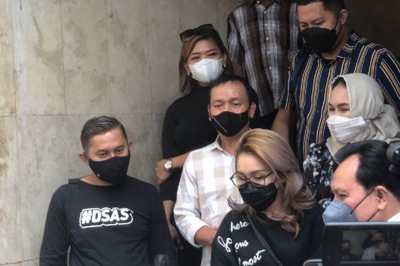 Lihat Itu Penampilan Ayu Ting Ting saat di Polda Metro Jaya - JPNN.COM