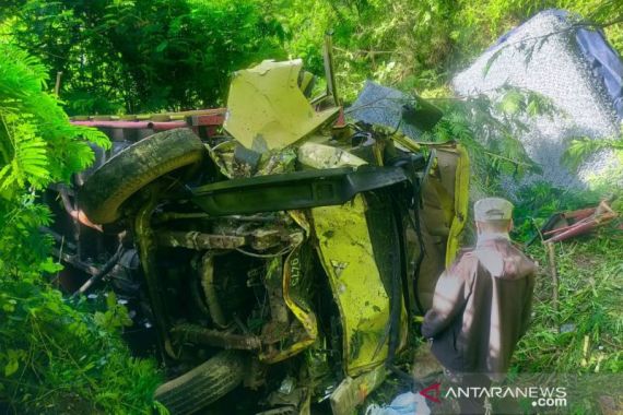 Truk Masuk Jurang di Tanjakan Huut, Kernet Meninggal Dunia   - JPNN.COM