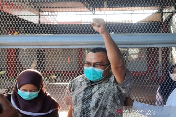 Ekspresi Saiful Mahdi yang Dibebaskan dari Penjara Berkat Amnesti Presiden Jokowi - JPNN.COM