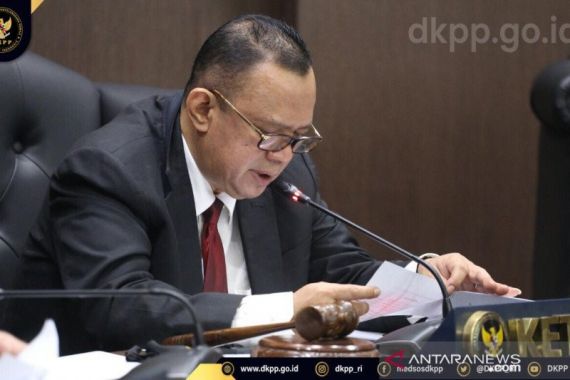 DKPP Berhentikan Ketua KPU Sabu Raijua - JPNN.COM