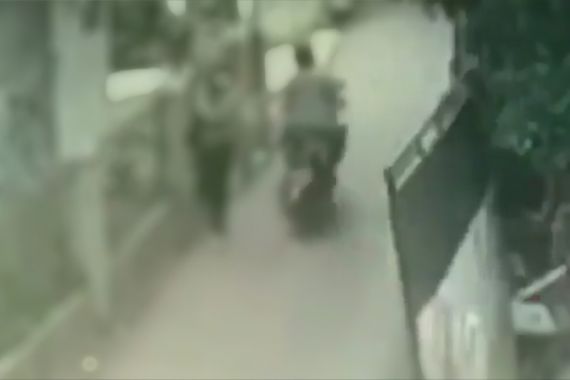 Viral, Aksi Begal Payudara Terekam CCTV - JPNN.COM