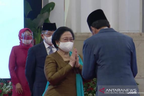 Jokowi Lantik Megawati jadi Ketua Dewan Pengarah BRIN di Istana - JPNN.COM