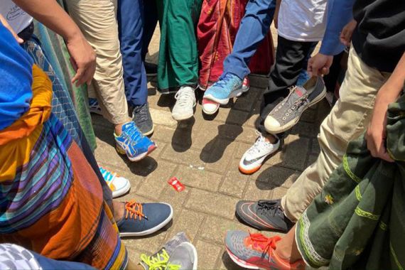 Tim Anti-Nyeker Berbagi 400 Pasang Sepatu ke Panti Asuhan - JPNN.COM