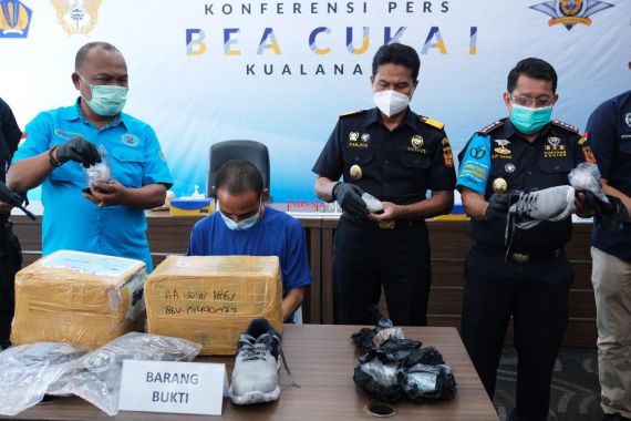 Bea Cukai Kualanamu Bongkar Modus Pengiriman 12,16 Kg Paket Narkoba - JPNN.COM