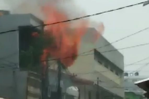 Kebakaran Rumah & Warung Soto di Jakpus, 2 Orang Alami Luka Bakar - JPNN.COM