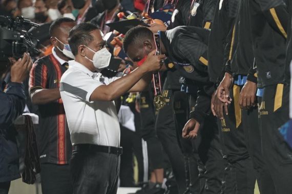 Menpora Amali Jadi Saksi Kontingen Sepak Bola Putra Papua Raih Medali Emas PON XX 2021 - JPNN.COM