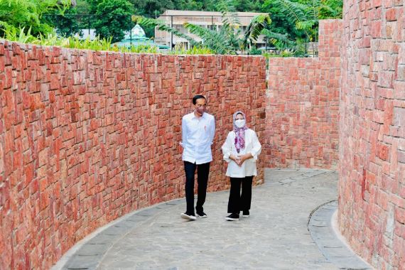 Presiden Jokowi dan Bu Iriana Menikmati Panorama Senja Terbaik di Labuan Bajo - JPNN.COM