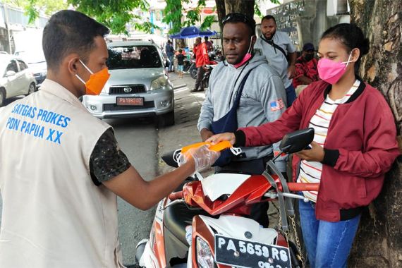 Satgas Prokes PON Papua Bagikan 2 Juta Masker, Melebihi Target - JPNN.COM