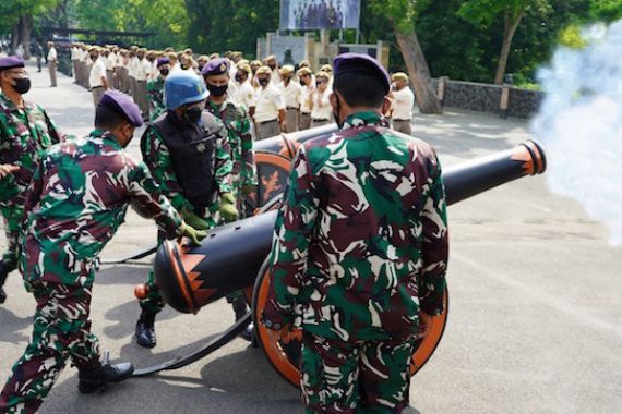 Dentuman Gun Salute, Penghormatan Khas Arsenal Kepada Pati TNI AL - JPNN.COM