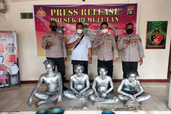 Berbuat Terlarang, 6 Pelaku Ditangkap Polisi, Jadi Manusia Silver Cuma Kedok Belaka - JPNN.COM
