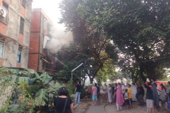 Rusun Klender Terbakar, Gulkarmat Jaktim Kerahkan 11 Unit Mobil Branwir - JPNN.COM