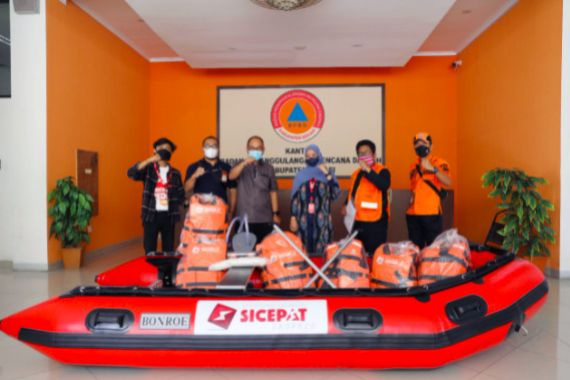 SiCepat Ekspres Beri Bantuan Perahu Karet kepada BPBD Kabupaten Bekasi - JPNN.COM