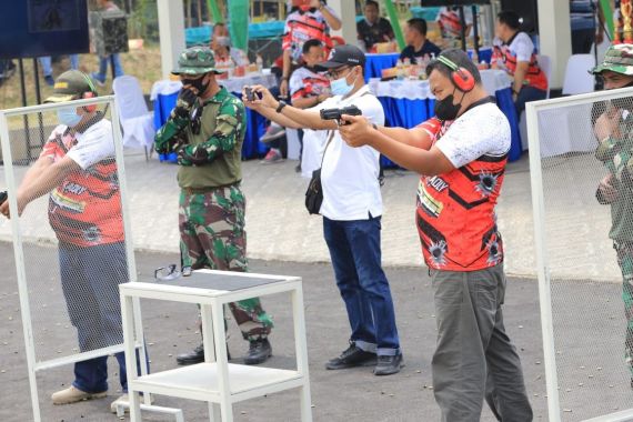 Pejabat Kanwil Kemenkum HAM Jatim Adu Menembak, Siapa Paling Jago? - JPNN.COM