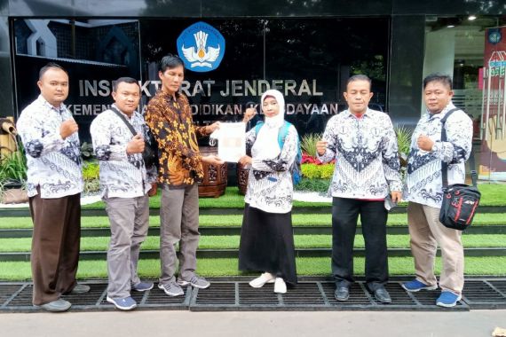 Ketua Forum Honorer Sujud Syukur Mendengar Formasi PPPK 2022 - JPNN.COM
