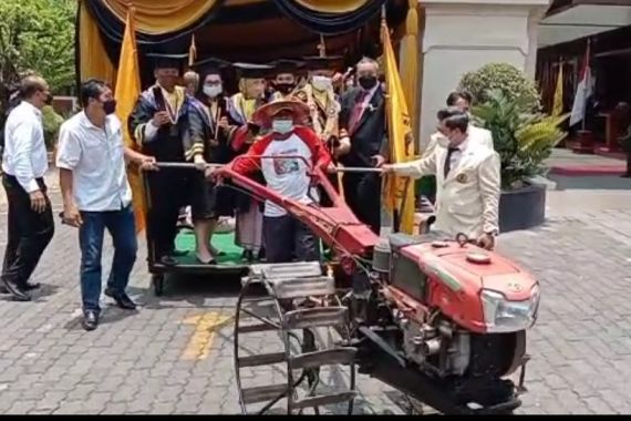 Raih Cum Laude dengan IPK 3,95, Andi Diberi Kejutan Naik Traktor - JPNN.COM