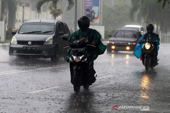 Peringatan Dini BMKG, Waspada Hujan Disertai Petir di Sejumlah Wilayah Indonesia - JPNN.COM