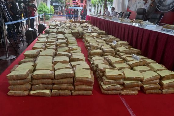 Polda Metro Jaya Bongkar Penyelundupan 1,3 Ton Ganja Jaringan Lintas Provinsi  - JPNN.COM