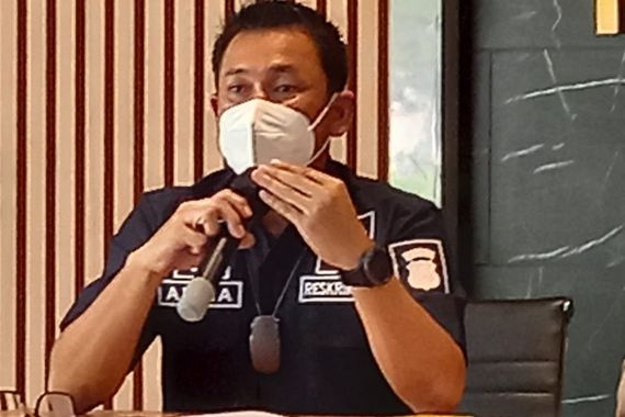 Haris Azhar & Fatia KontraS Dikabarkan Dijemput Polisi, Kombes Auliansyah Buka Suara - JPNN.COM
