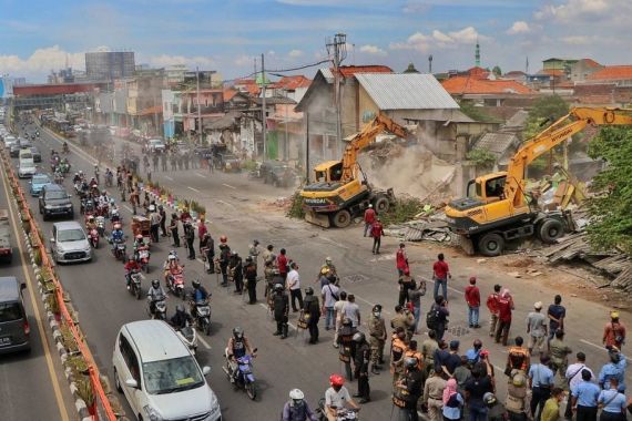 Ratusan Polisi Kawal Pembongkaran Belasan Bangunan di Pinggir Jalan Wonokromo - JPNN.COM