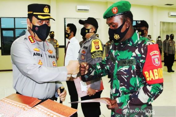 16 Personel Polri-TNI Dikumpulkan di Aula Mapolres, Kombes Arif Memberikan Sesuatu - JPNN.COM