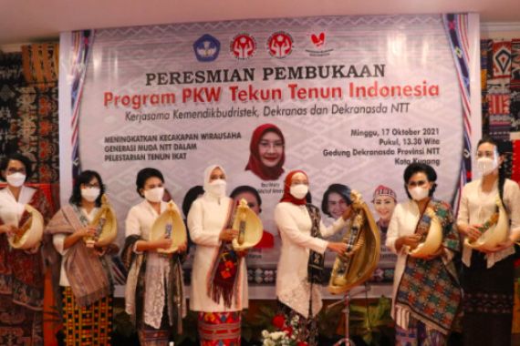 Buka Program PKW Tenun Ikat di NTT, Wury Ma’ruf Amin Berpesan Begini - JPNN.COM