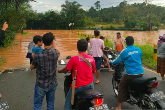 Hujan Deras, 10 Desa di Bengkulu Tengah Terendam Banjir, Begini Kondisinya - JPNN.COM