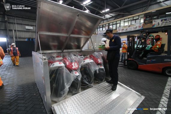 Bea Cukai Beri Kemudahan Kedatangan 27 Superbike Honda NSF250R di Tanjung Perak   - JPNN.COM