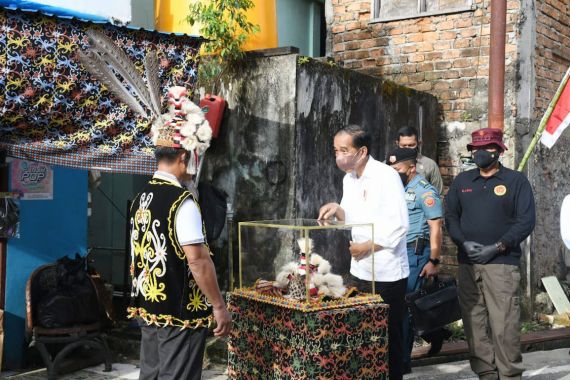 Doa Suku Dayak Kenyah untuk Jokowi saat Meninjau Vaksinasi BIN - JPNN.COM