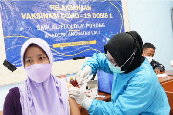 Vaksinator AAL Berikan Vaksin Dosis Kedua Kepada Pelajar SMK Al-Fudlola Sidoarjo - JPNN.COM