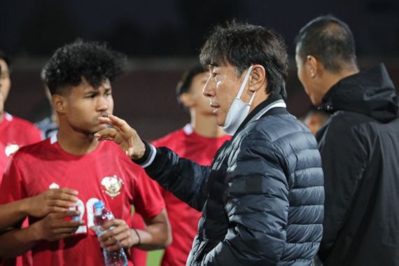 Indonesia U-23 Kalah dari Australia, Shin Tae Yong Singgung Mental Pemain - JPNN.COM