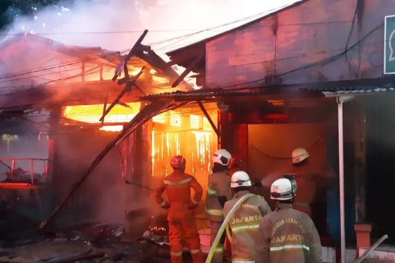 20 Kios Pasar Kayu Jati Ludes Terbakar, Sebegini Kerugiannya - JPNN.COM