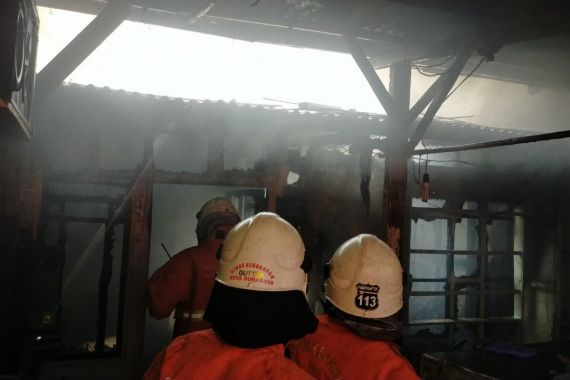 Gegara Bocah 6 Tahun Main Korek Api, Rumah di Keputih Surabaya Terbakar - JPNN.COM