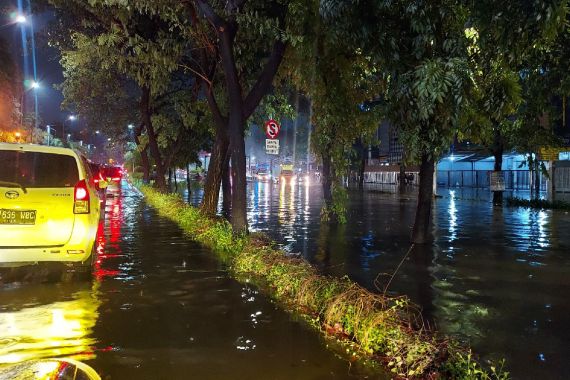 Musibah di Kawasan Gandaria City, Sejumlah Kendaraan Mogok - JPNN.COM