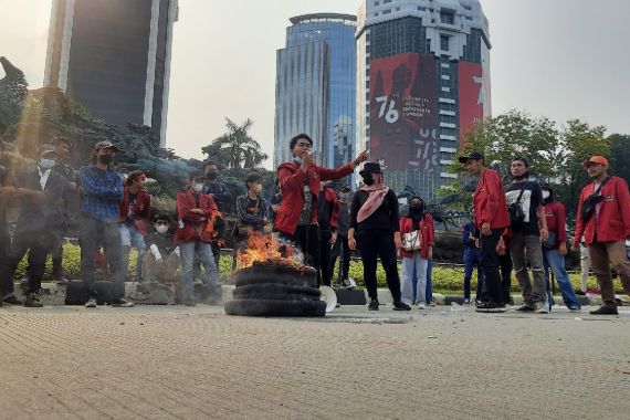 Mahasiswa UBK Tolak Audiensi dengan KSP, Lalu Membakar Ban - JPNN.COM