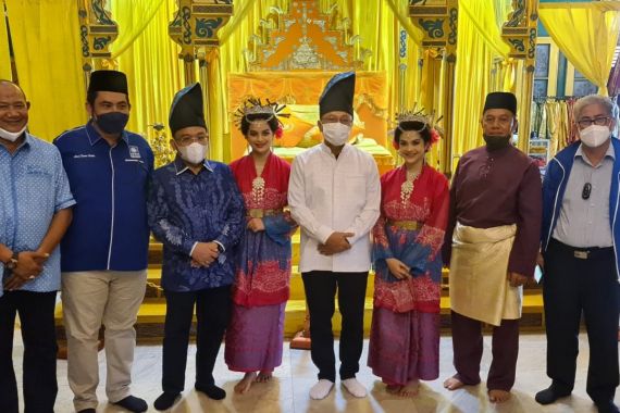 Berkunjung ke Istana Maimun, Zulhas Minta Cagar Budaya Dijaga - JPNN.COM