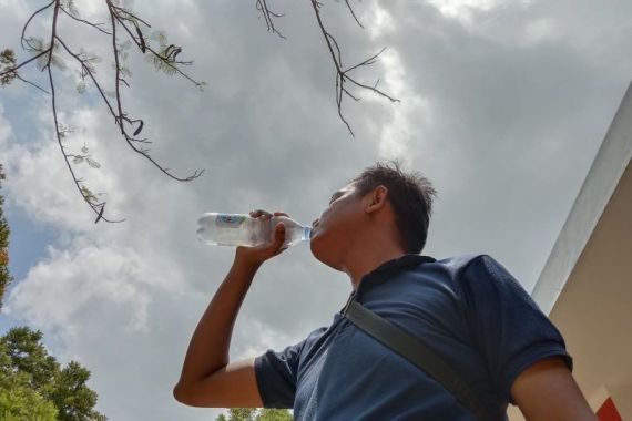 Bisa Sebabkan Gagal Ginjal, Ini Lho 4 Bahaya Minum Air Sambil Berdiri - JPNN.COM