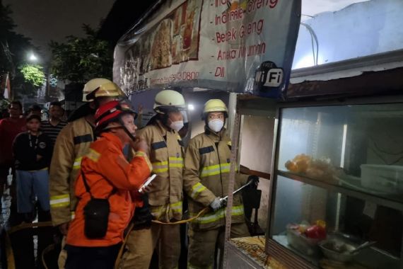 Warung Makan di Jaktim Terbakar, Pak Tarjo Dilarikan ke Rumah Sakit - JPNN.COM