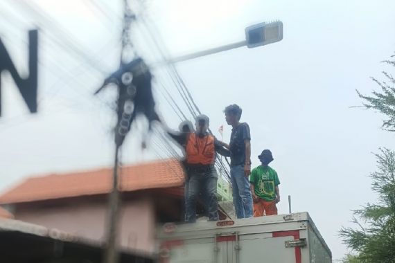 Seorang Pria Tewas Tergantung di Kabel PJU Tanjung Priok - JPNN.COM