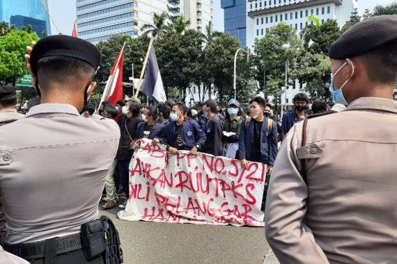 Ngotot Demo, Mahasiswa Universitas Indraprasta Tutup Jalan - JPNN.COM