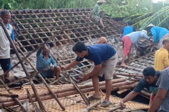 Puting Beliung Terjang 4 Desa, Ratusan Rumah Rusak - JPNN.COM