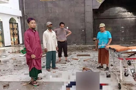 Jamsi Terjatuh Saat Perbaiki Atap Masjid, Brak, Innalillahi - JPNN.COM