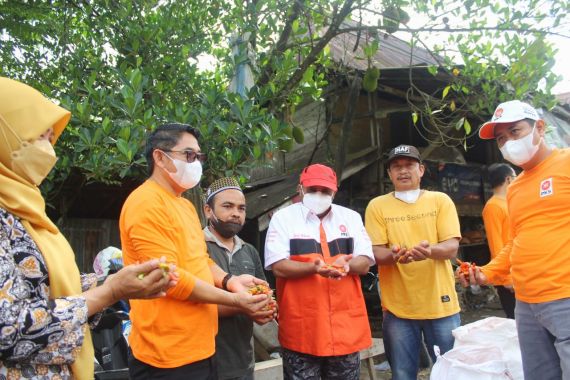 Sekjen PKS Borong Cabai Hasil Panen Petani di Hulu Sungai Selatan - JPNN.COM