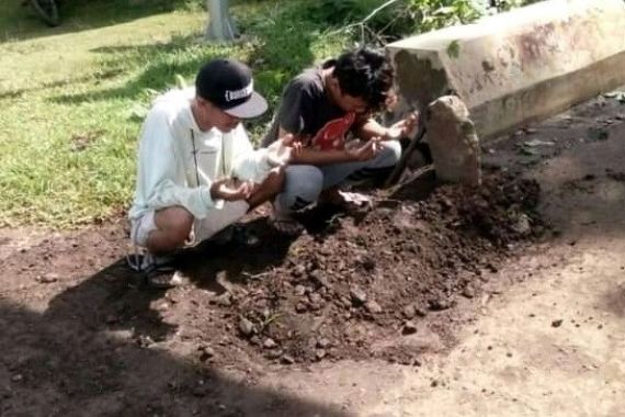 Warga Cibaregbeg Cianjur Bangun Makam di Pinggir Jalan, Hiii - JPNN.COM